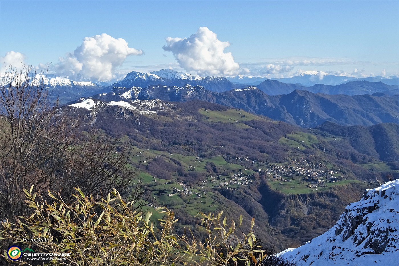 41 Vista su Fuipiano ancora nel verde dei suoi prati .JPG